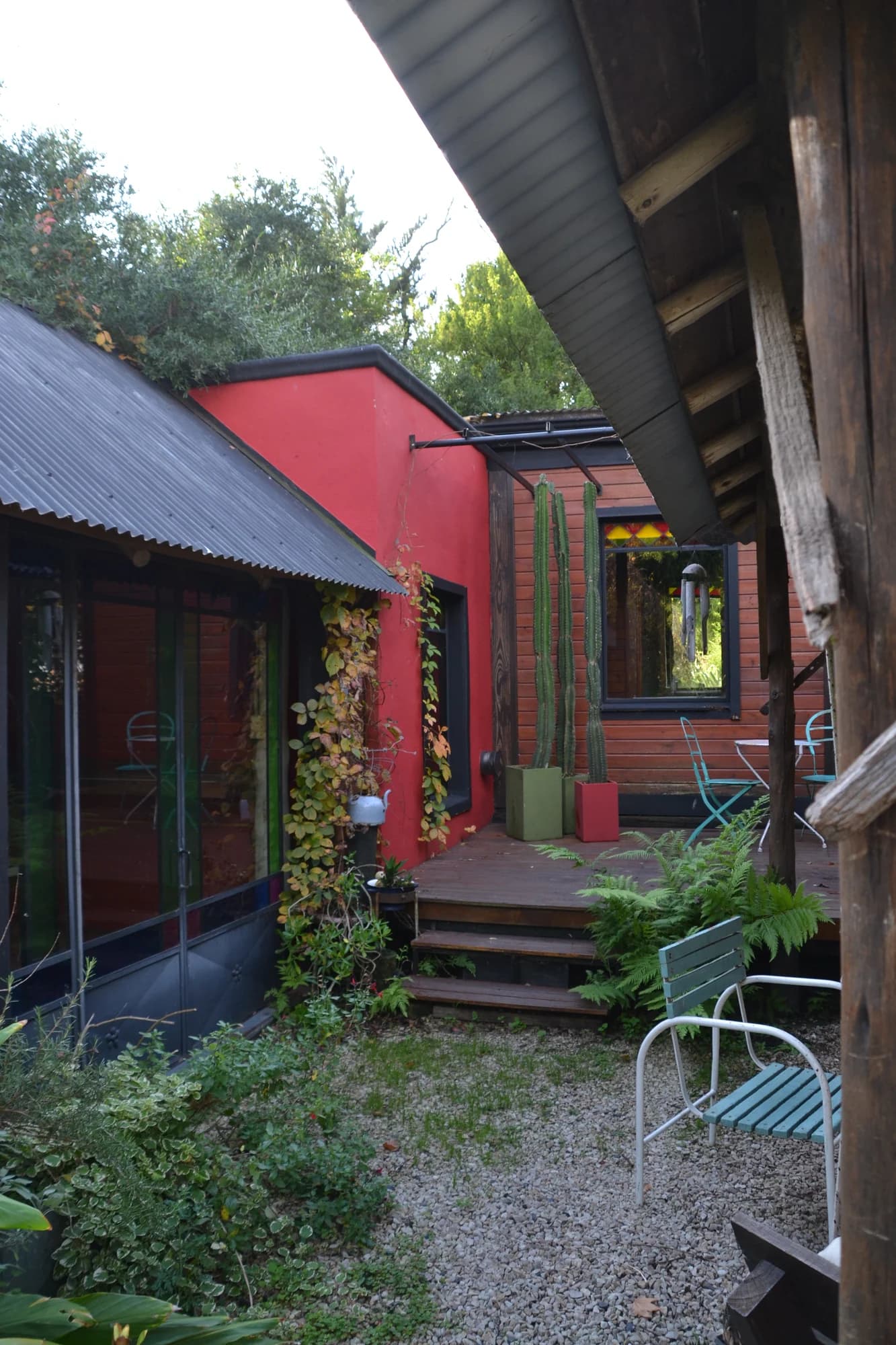 Deck y fachada exterior de madera de El Vagón